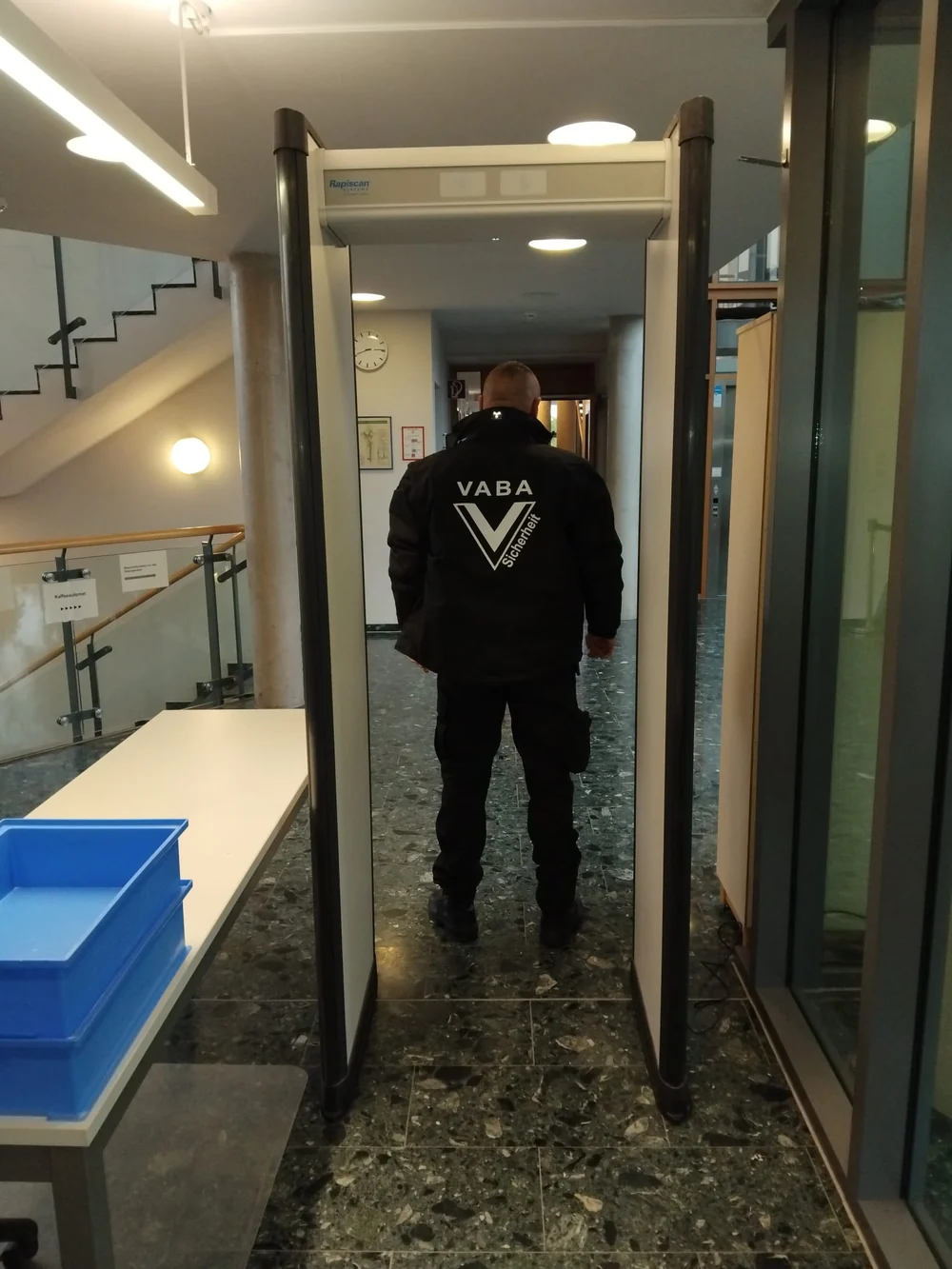 VABA-Sicherheitsmitarbeiter an einer Zugangskontrollstelle